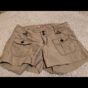 SuPeR CuTe!! 🌸Women’s khaki shorts